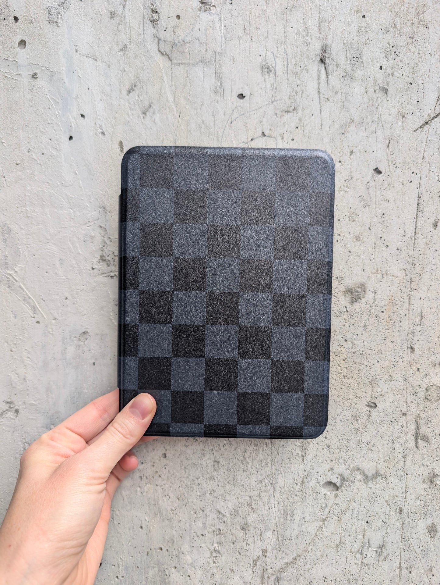 BLACK CHECKER CLEAR BACK | KINDLE CASE